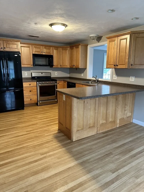 5 bed, 3 bath apartment for rent at 55 Dutton St, Oak Grove — photo 2 of 17