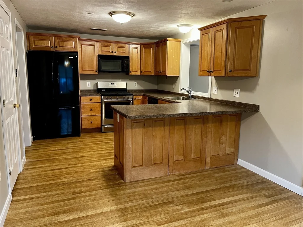 5 bed, 3 bath apartment for rent at 55 Dutton St, Oak Grove — photo 14 of 17