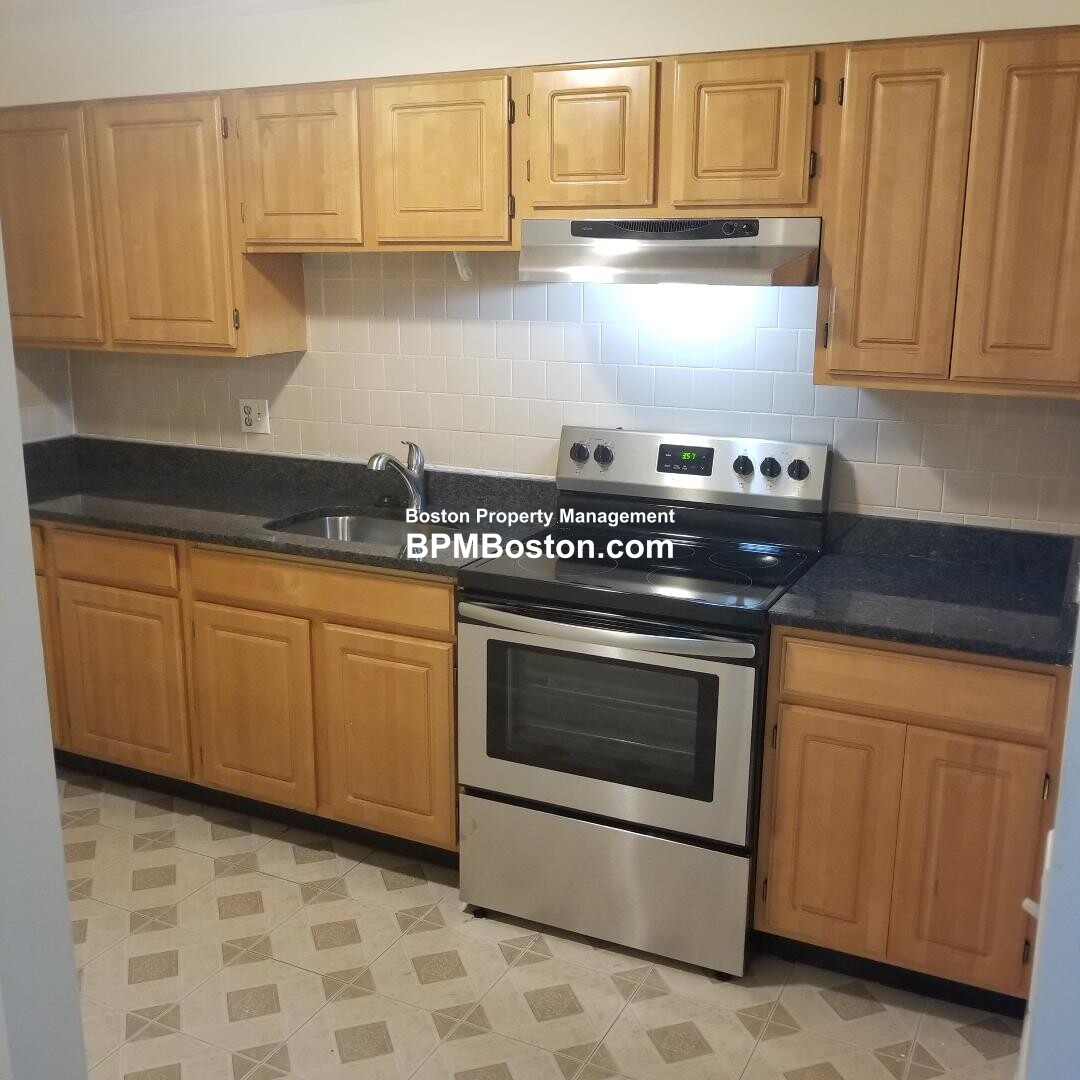 1 bed, 1 bath apartment for rent at 55 Elmwood Park Unit 10, Quincy — photo 2 of 4