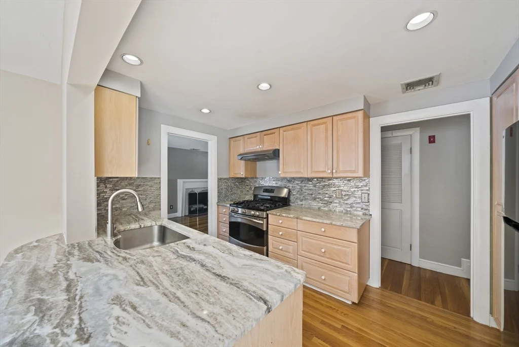 3 bed, 2 bath apartment for rent at 55 Evelyn Rd Unit 55, Needham — photo 4 of 33