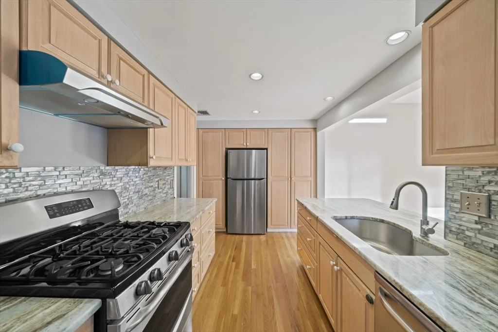 3 bed, 2 bath apartment for rent at 55 Evelyn Rd Unit 55, Needham — photo 5 of 33