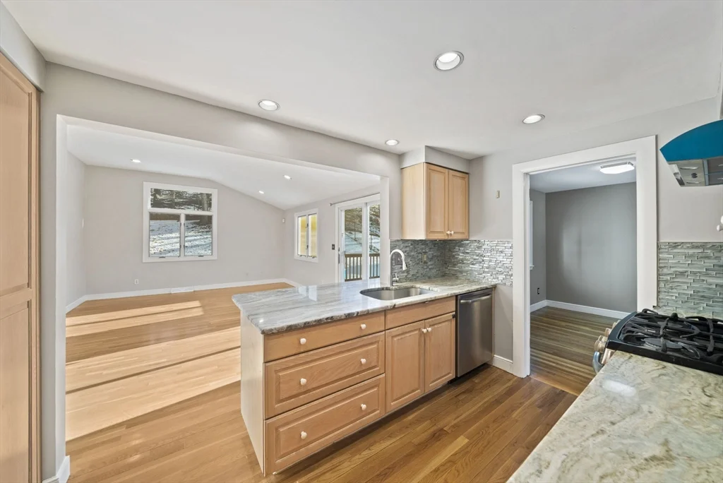 3 bed, 2 bath apartment for rent at 55 Evelyn Rd Unit 55, Needham — photo 3 of 33