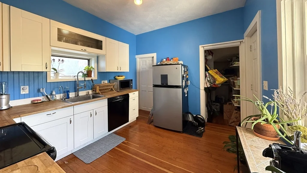 2 bed, 1 bath apartment for rent at 55 Glenwood Unit 1, Winter Hill — photo 2 of 18