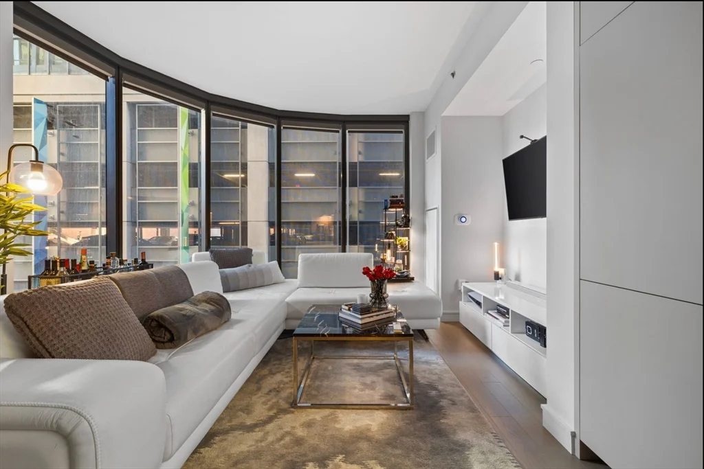 Studio bed, 1 bath apartment for rent at 55 Lagrange Unit 301, Theatre District