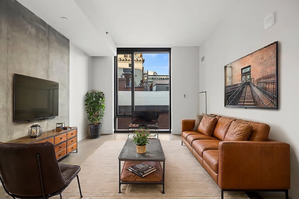 1 bed, 1 bath apartment for rent at 55 Lagrange Unit 809, Boston — photo 1 of 20