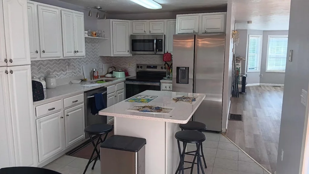 3 bed, 2 bath apartment for rent at 55 Ledgecrest Dr Unit 55, Worcester — photo 3 of 10