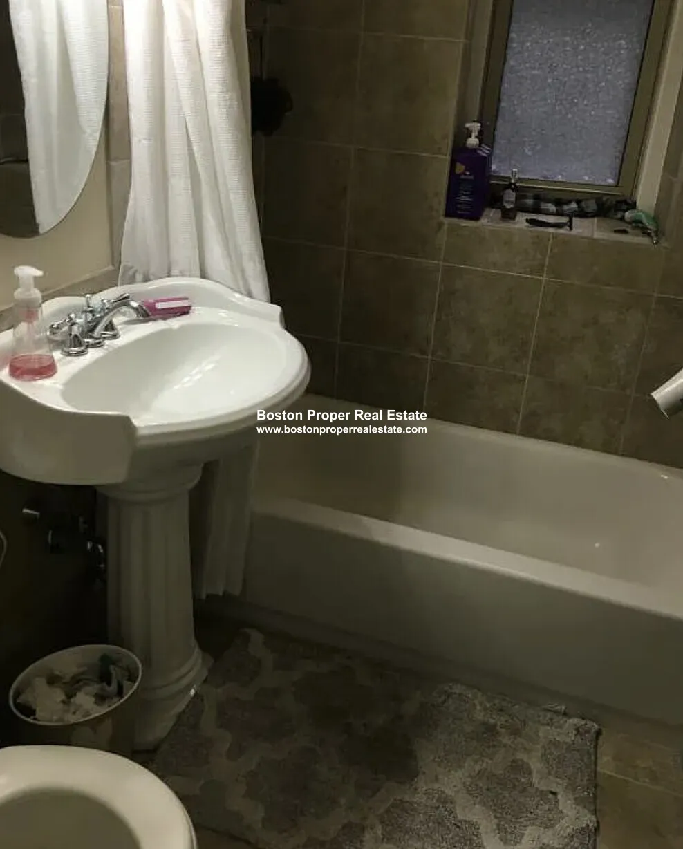 Studio bed, 1 bath apartment for rent at 55 Park Dr Unit 4, Fenway — photo 3 of 7