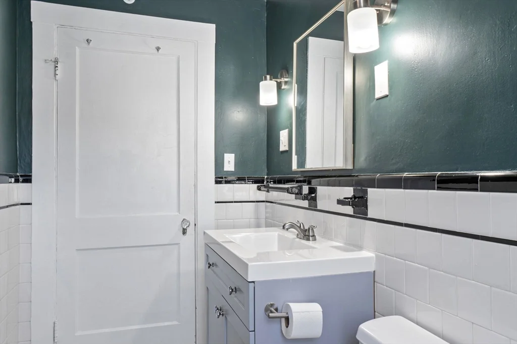 2 bed, 1 bath apartment for rent at 55 Pine St Unit 2, Swampscott — photo 19 of 24