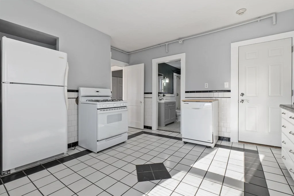 2 bed, 1 bath apartment for rent at 55 Pine St Unit 2, Swampscott — photo 16 of 24