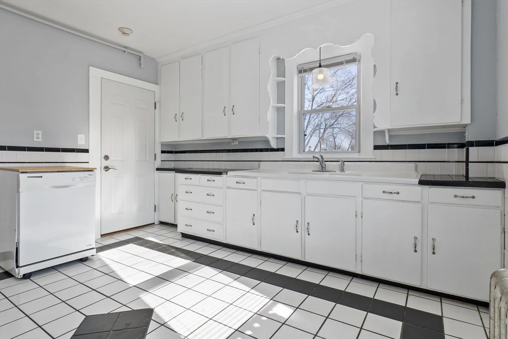 2 bed, 1 bath apartment for rent at 55 Pine St Unit 2, Swampscott — photo 15 of 24