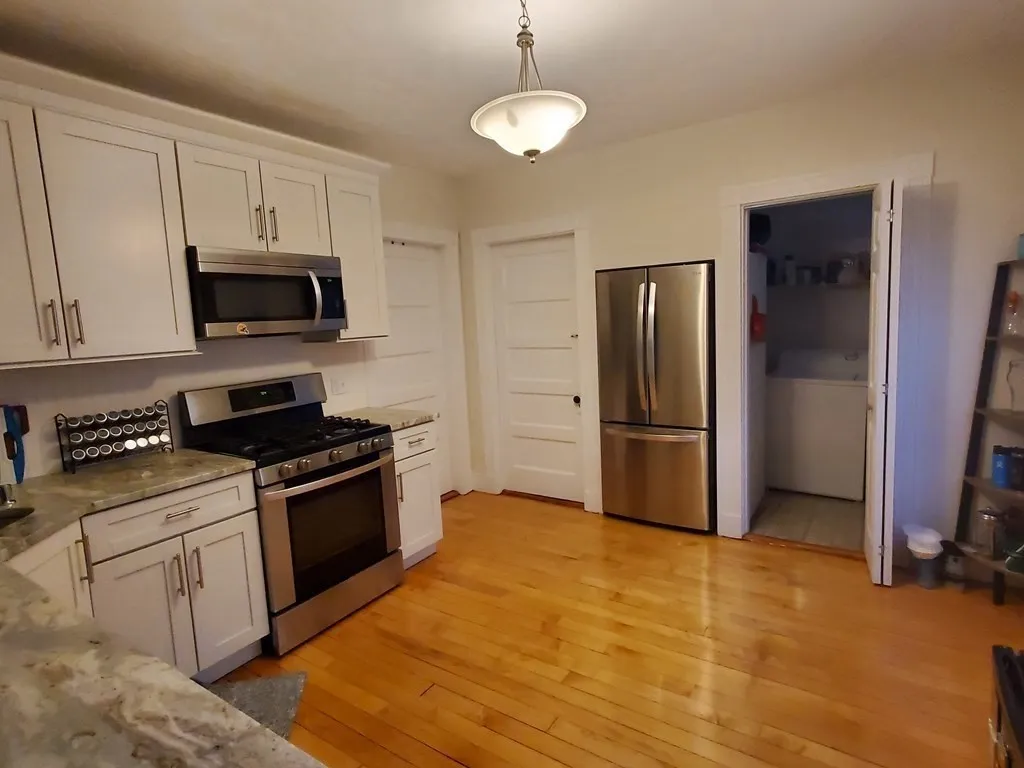 2 bed, 1 bath apartment for rent at 55 Rich St Unit 55, Banks Square — photo 7 of 13