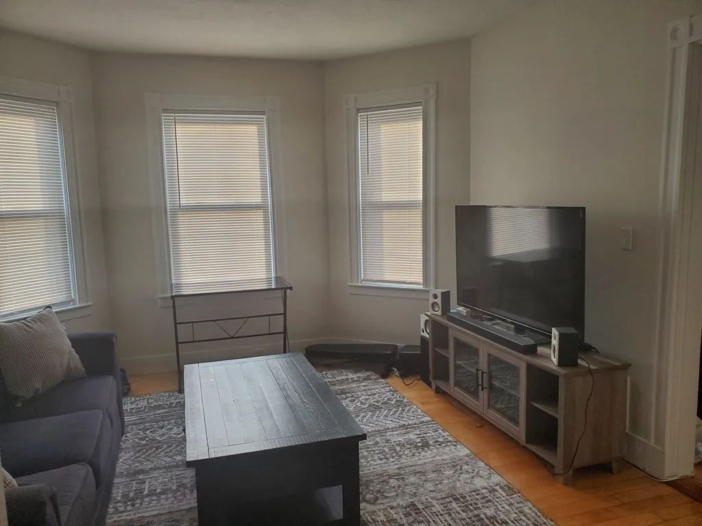 2 bed, 1 bath apartment for rent at 55 Rich St Unit 55, Banks Square — photo 2 of 13