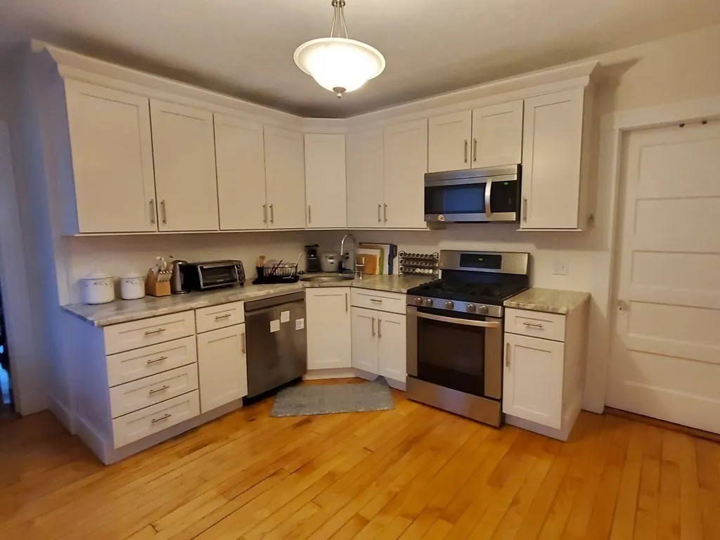 2 bed, 1 bath apartment for rent at 55 Rich St Unit 55, Banks Square — photo 8 of 13