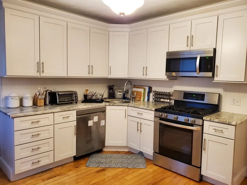 2 bed, 1 bath apartment for rent at 55 Rich St Unit 55, Banks Square — photo 6 of 13