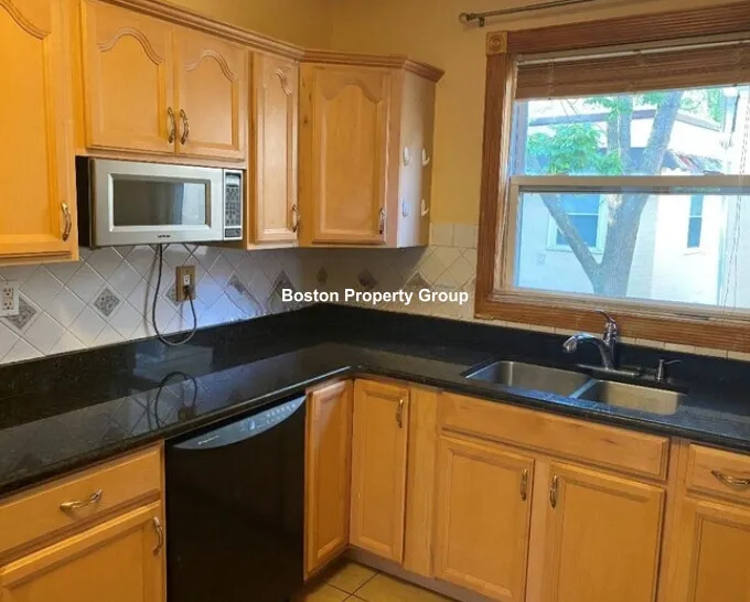 3 bed, 1 bath apartment for rent at 55 Sacramento St Unit 11, Baldwin — photo 1 of 9