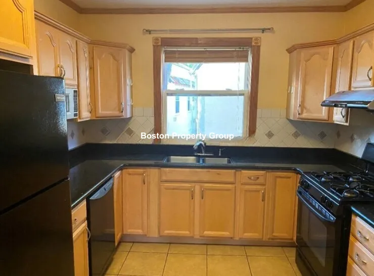 3 bed, 1 bath apartment for rent at 55 Sacramento St Unit 11, Baldwin — photo 2 of 9