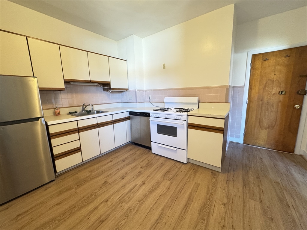 Studio bed, 1 bath apartment for rent at 55 Thatcher Unit 3A, Coolidge Corner — photo 2 of 5