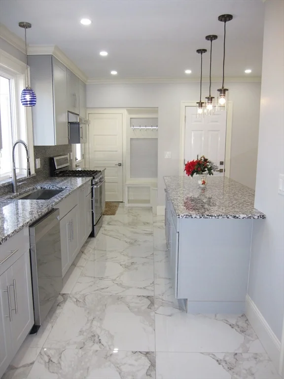 2 bed, 1 bath apartment for rent at 55 Warren Rd Unit 55, Framingham — photo 3 of 19