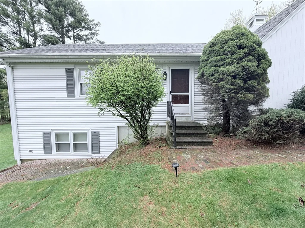 3 bed, 1 bath apartment for rent at 55 Warren St Unit 1, Taunton — photo 2 of 17