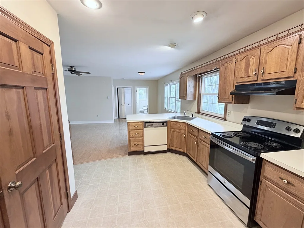 3 bed, 1 bath apartment for rent at 55 Warren St Unit 1, Taunton — photo 3 of 17