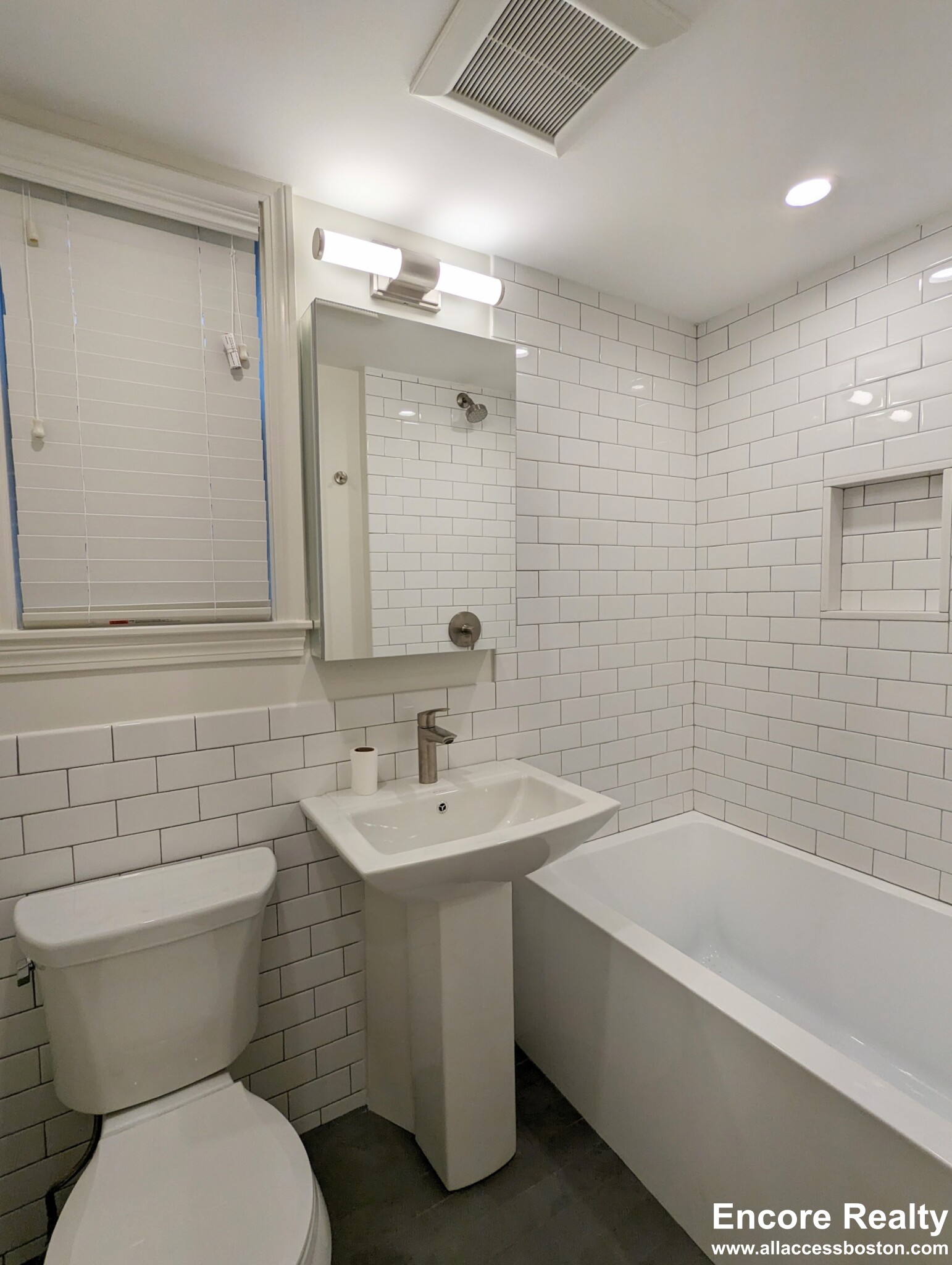 3 bed, 2 bath apartment for rent at 550 Franklin St Unit S/F, Riverside — photo 4 of 18