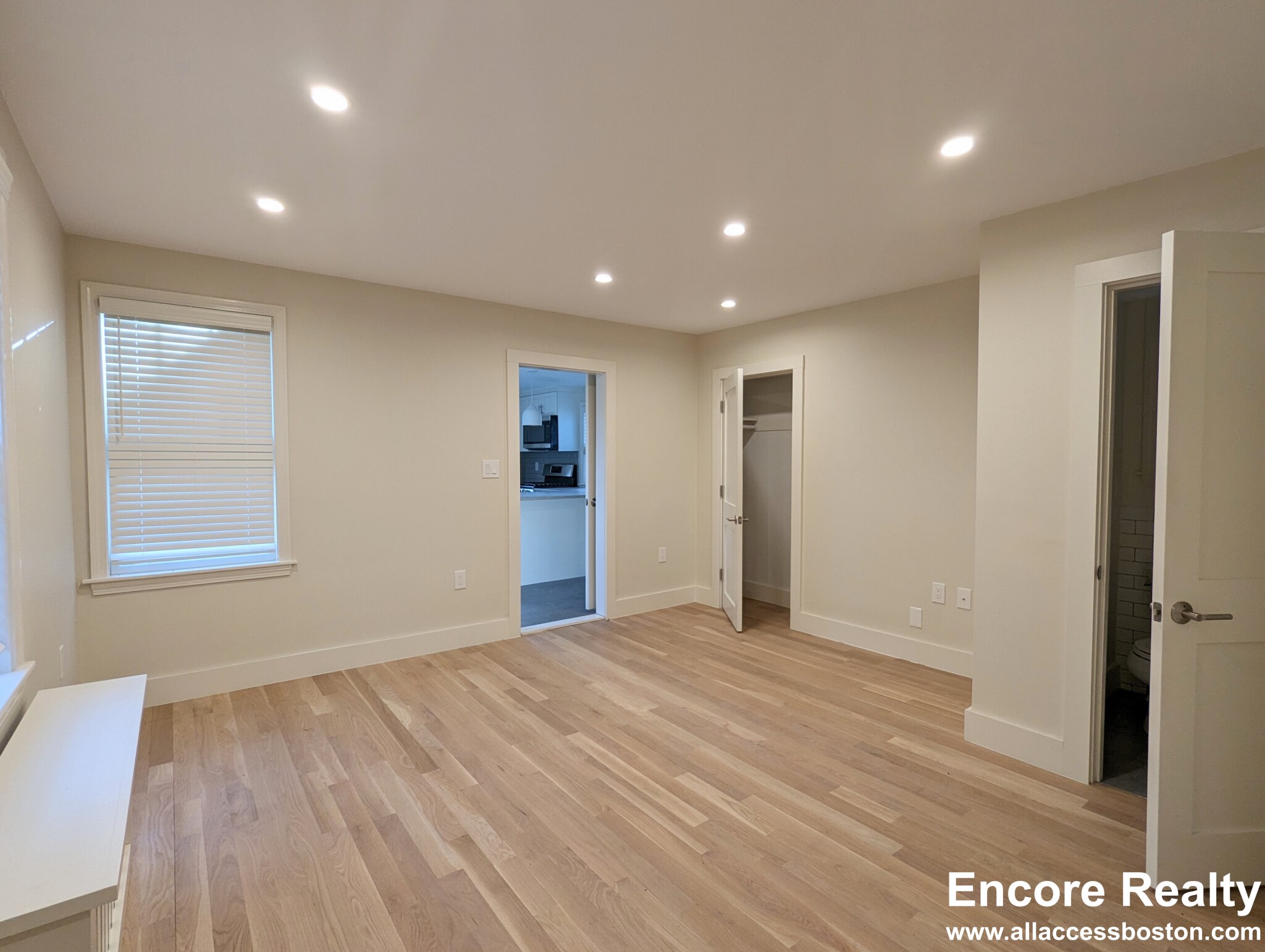 3 bed, 2 bath apartment for rent at 550 Franklin St Unit S/F, Riverside — photo 3 of 18