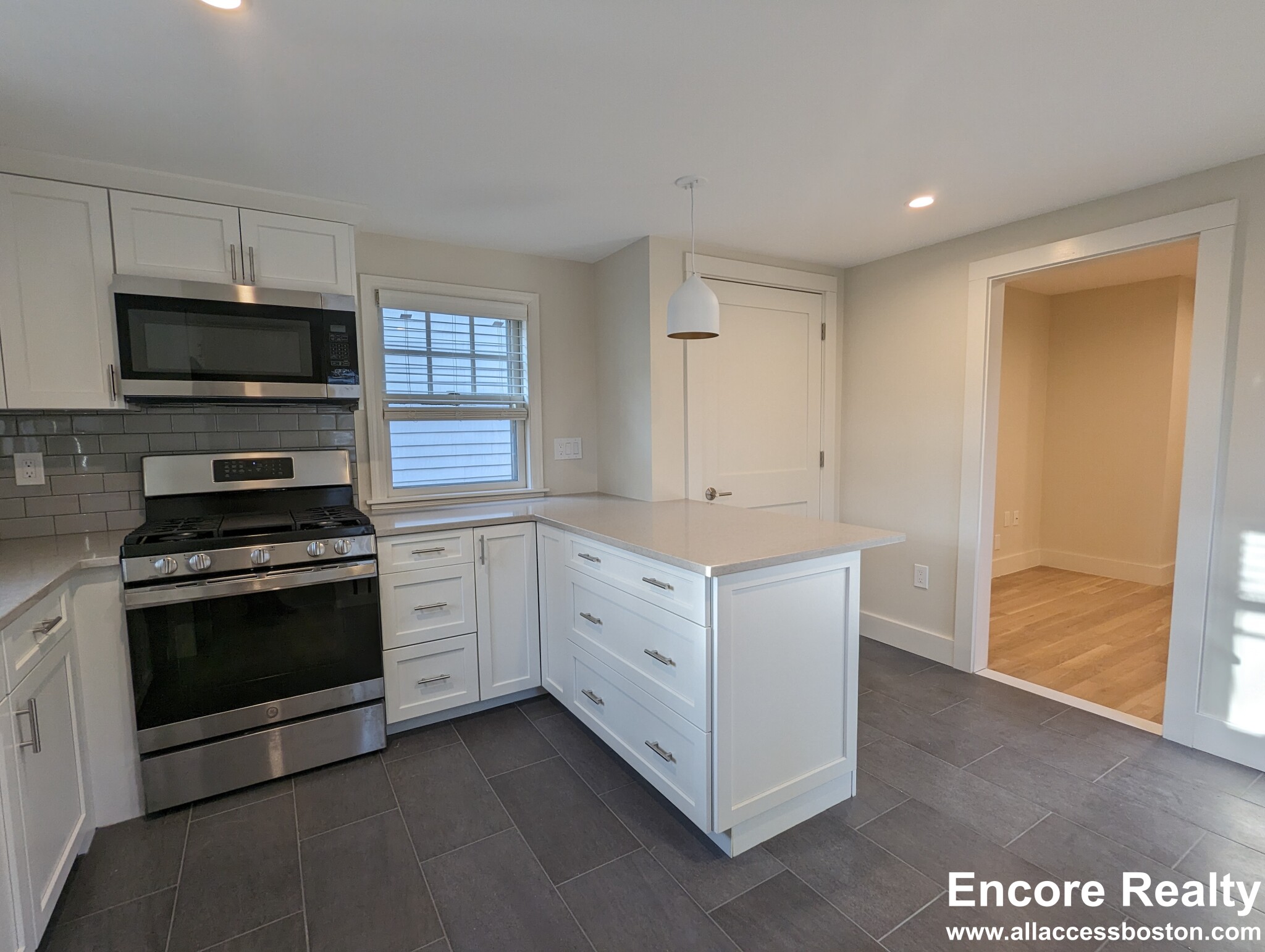 3 bed, 2 bath apartment for rent at 550 Franklin St Unit S/F, Riverside — photo 2 of 18