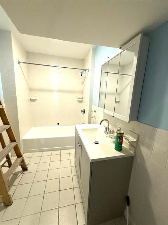 3 bed, 2 bath apartment for rent at 553 East 6th Unit 1, South Boston — photo 5 of 7