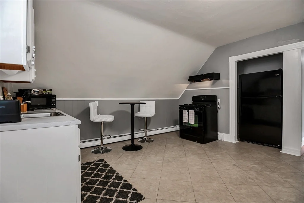 2 bed, 1 bath apartment for rent at 553 Main St Unit 3, Medford — photo 4 of 19