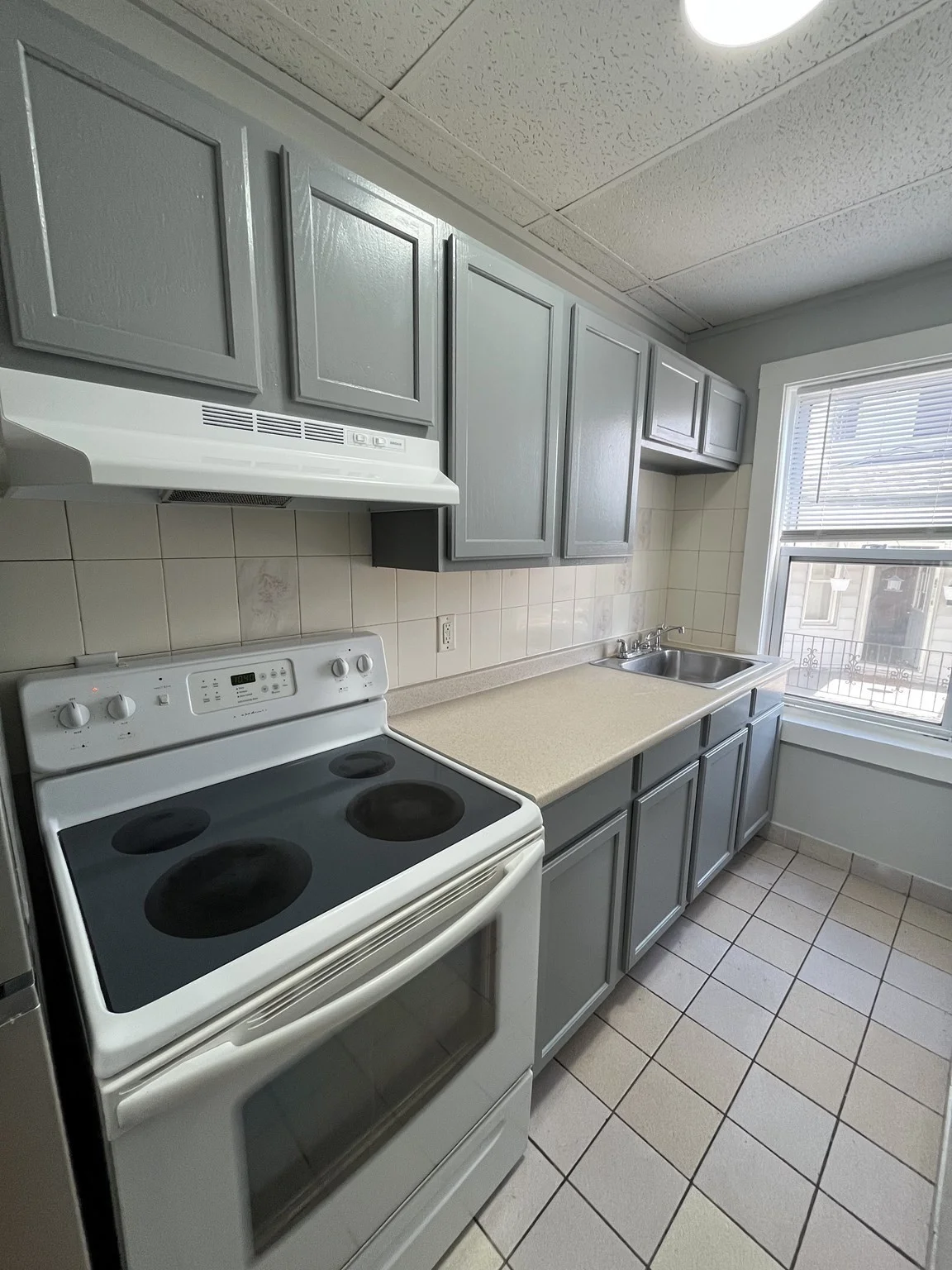 2 bed, 1 bath apartment for rent at 554 Plymouth Ave Unit 1R, Fall River — photo 7 of 8