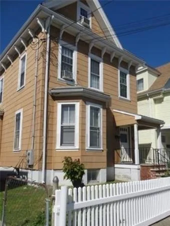 3 bed, 1 bath apartment for rent at 555 Main St Unit 1, Tufts University