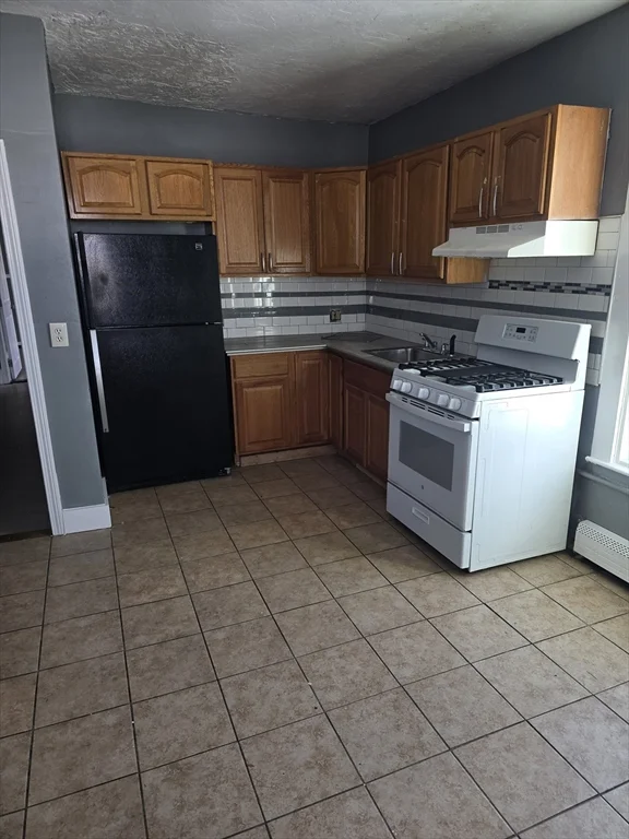 3 bed, 1 bath apartment for rent at 555 Main St Unit 3, Brockton — photo 2 of 9