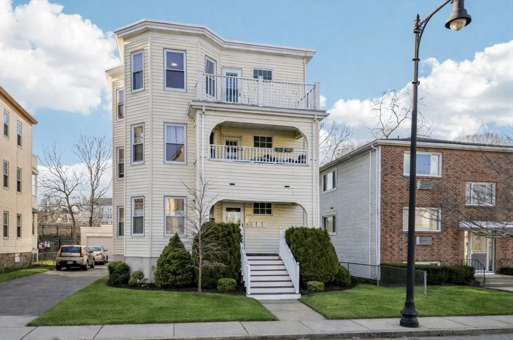 3 bed, 1 bath apartment for rent at 559 Hyde Park Ave Unit 3, Roslindale — photo 1 of 11
