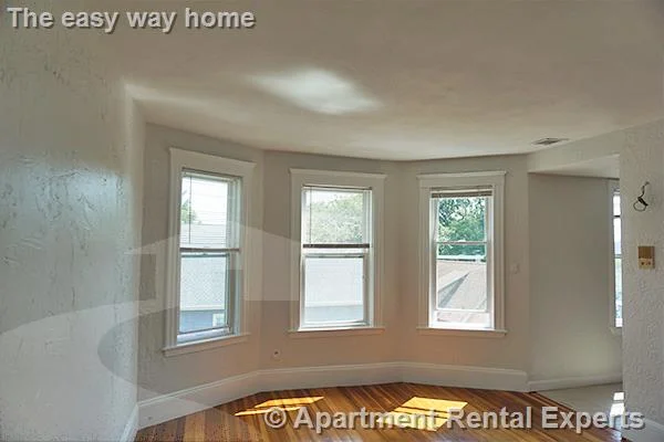 4 bed, 1 bath apartment for rent at 56-58 Oxford St Unit 3, Spring Hill — photo 4 of 12