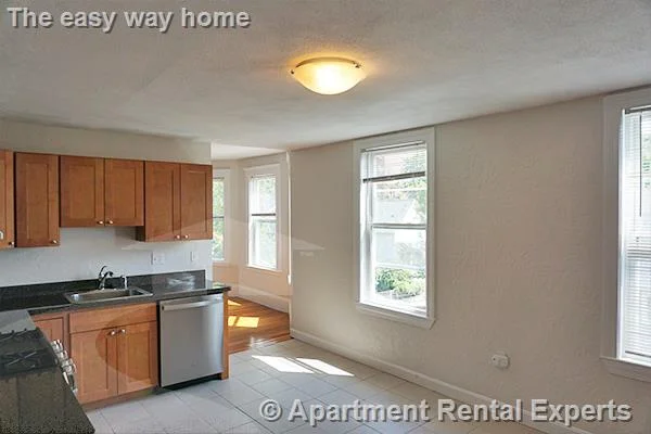 4 bed, 1 bath apartment for rent at 56-58 Oxford St Unit 3, Spring Hill
