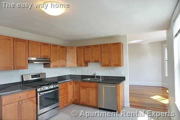 4 bed, 1 bath apartment for rent at 56-58 Oxford St Unit 3, Spring Hill — photo 3 of 12