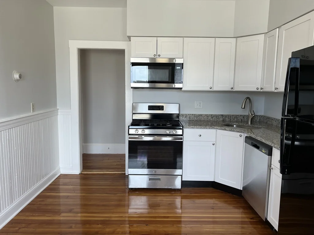 2 bed, 1 bath apartment for rent at 56-60 Cottage St Unit 3R, Lynn — photo 3 of 18