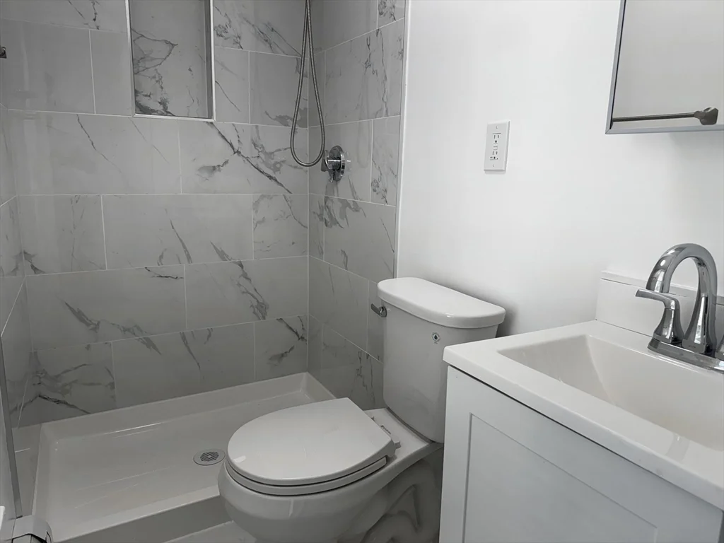 3 bed, 1 bath apartment for rent at 56 Bates Unit 56, Quincy — photo 4 of 8