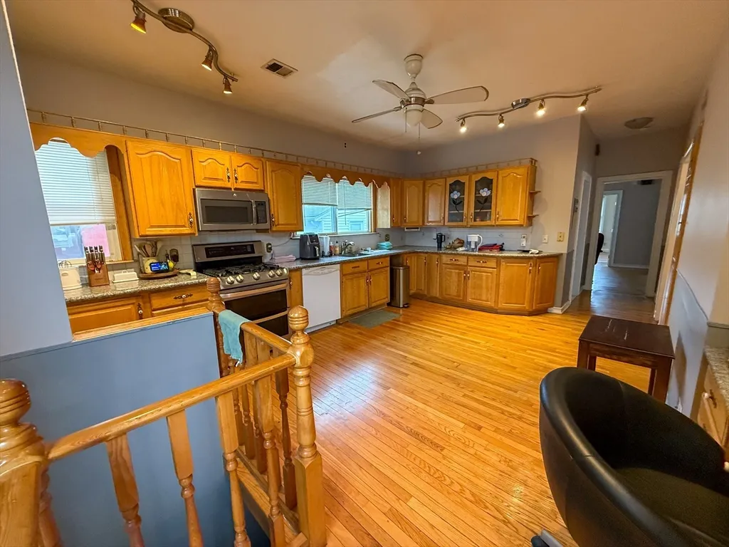3 bed, 2 bath apartment for rent at 56 Bowdoin St Unit 2, Medford — photo 3 of 30