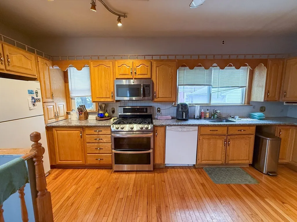 3 bed, 2 bath apartment for rent at 56 Bowdoin St Unit 2, Medford — photo 2 of 30