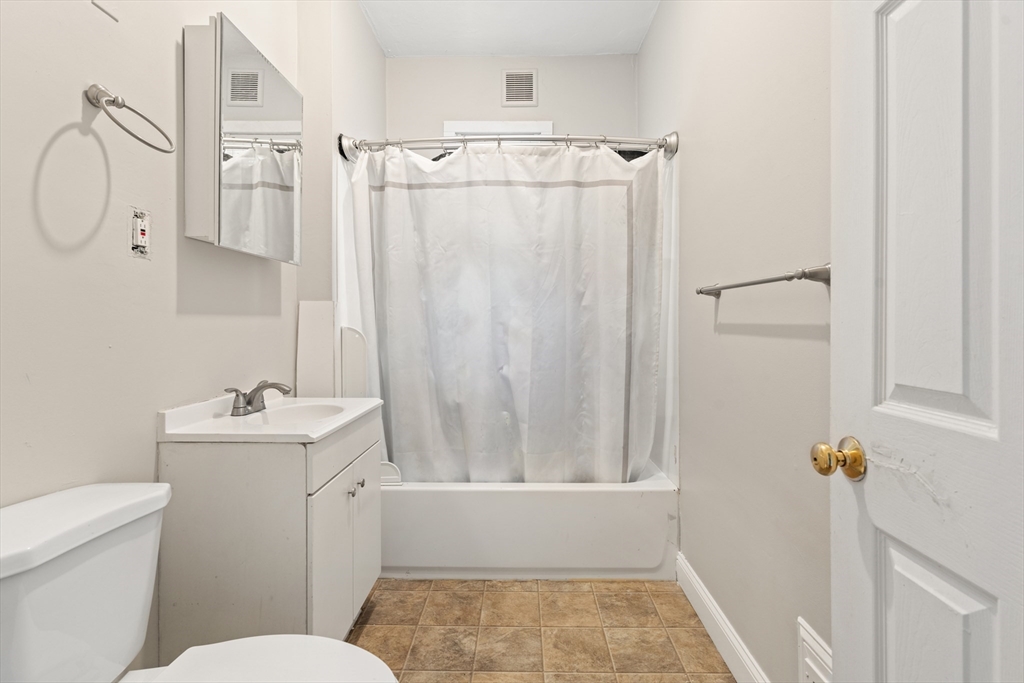 3 bed, 1 bath apartment for rent at 56 Church St Unit 3, Dorchester — photo 6 of 12
