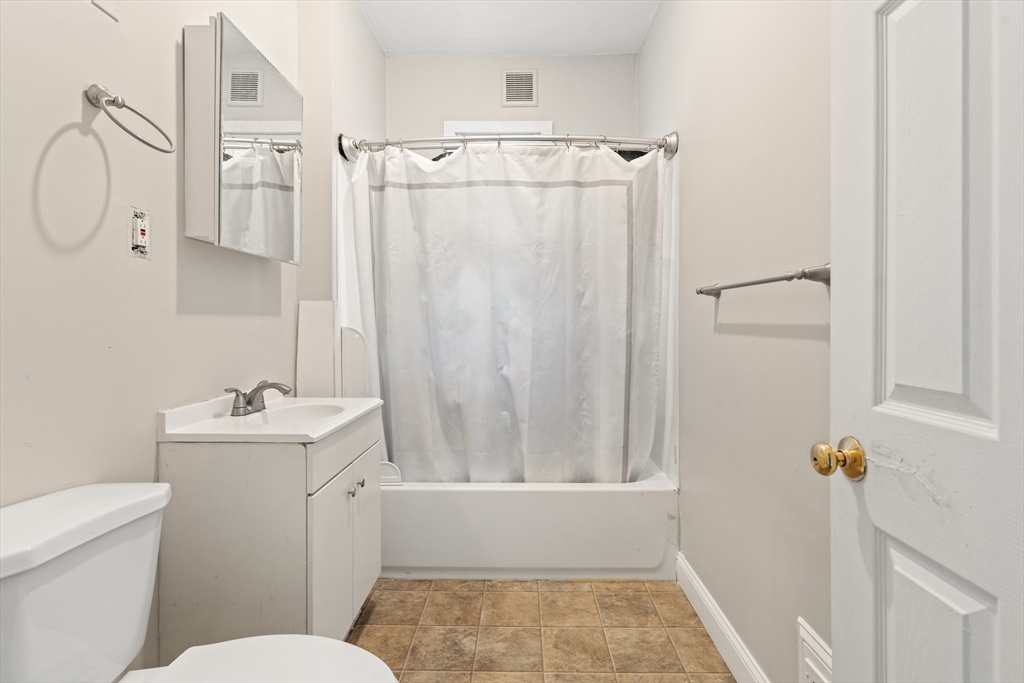 3 bed, 1 bath apartment for rent at 56 Church St Unit 3, Dorchester — photo 4 of 12