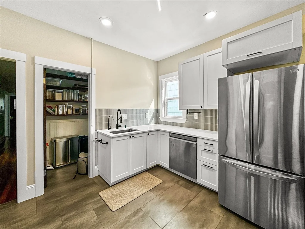3 bed, 1 bath apartment for rent at 56 Dorset St Unit 1, Dorchester — photo 2 of 10