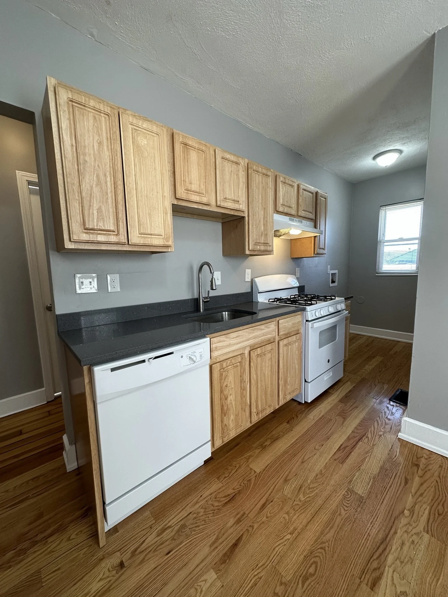 4 bed, 1 bath apartment for rent at 56 Everton St Unit 3, Dorchester — photo 3 of 25