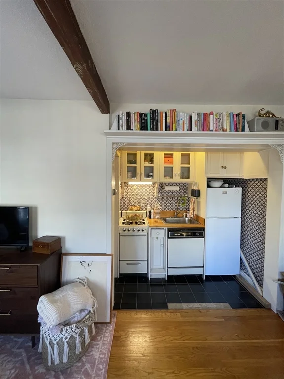 Studio bed, 1 bath apartment for rent at 56 Gray St Unit 6, South End — photo 4 of 10