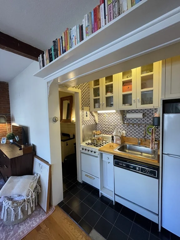 Studio bed, 1 bath apartment for rent at 56 Gray St Unit 6, South End — photo 5 of 10