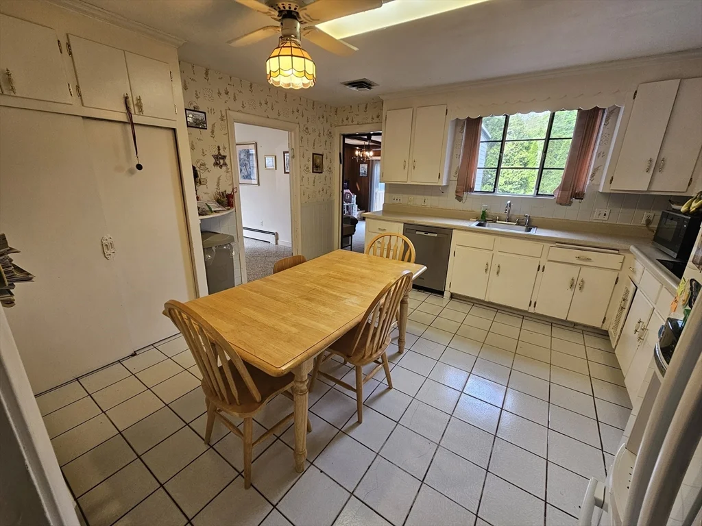3 bed, 1 bath apartment for rent at 56 Great Meadow Rd, Newton — photo 11 of 32
