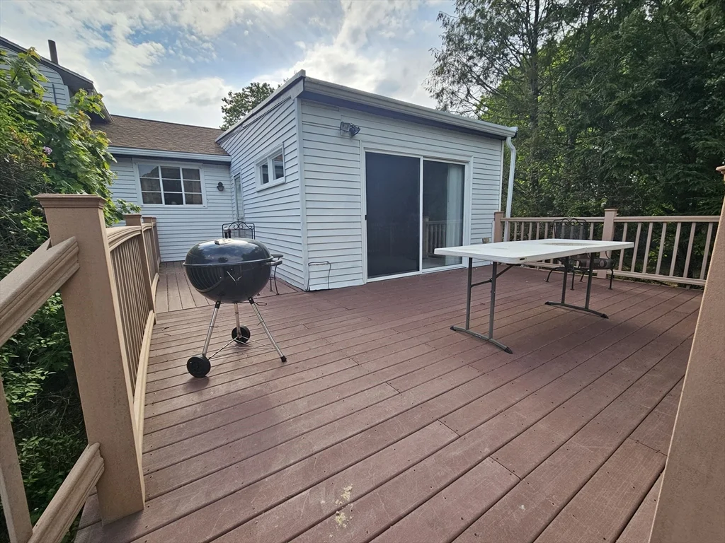 3 bed, 1 bath apartment for rent at 56 Great Meadow Rd, Newton — photo 4 of 32