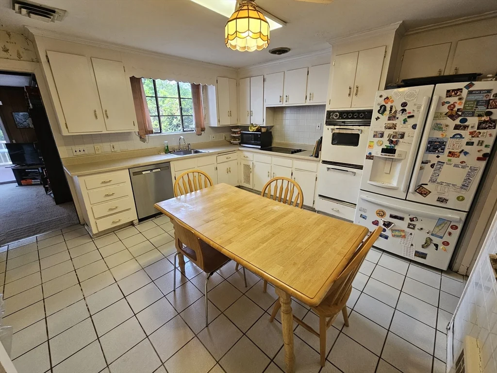 3 bed, 1 bath apartment for rent at 56 Great Meadow Rd, Newton — photo 12 of 32