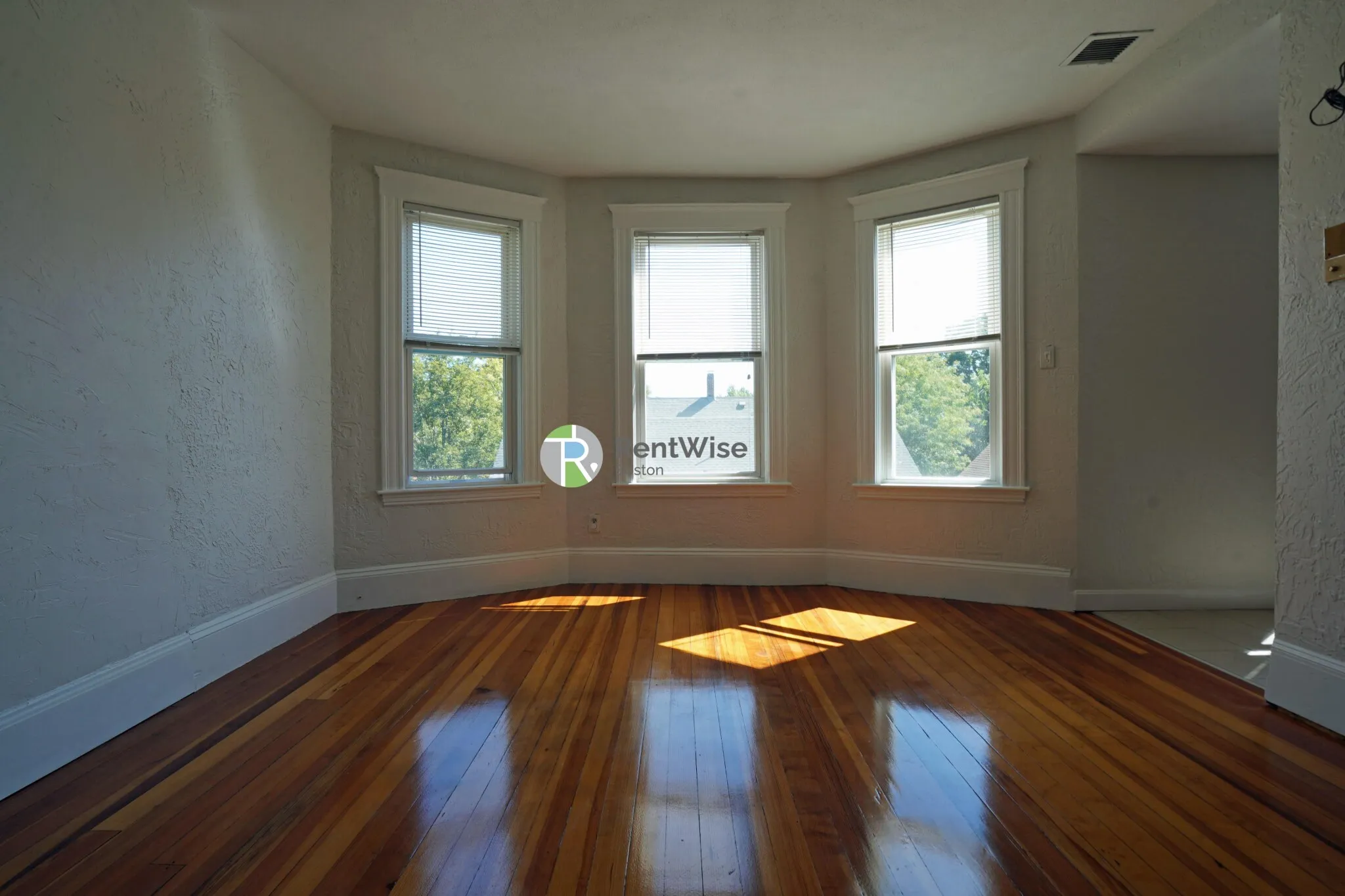 4 bed, 1 bath apartment for rent at 56 Oxford St Unit 58-3, Spring Hill — photo 3 of 44